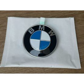    Gyári BMW i4 (G26) 74mm-es első lökhárító embléma – 51149498991
